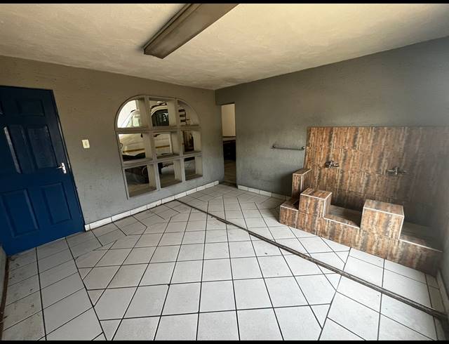 2,300M² SHOWROOM FOR SALE IN ANDERBOLT